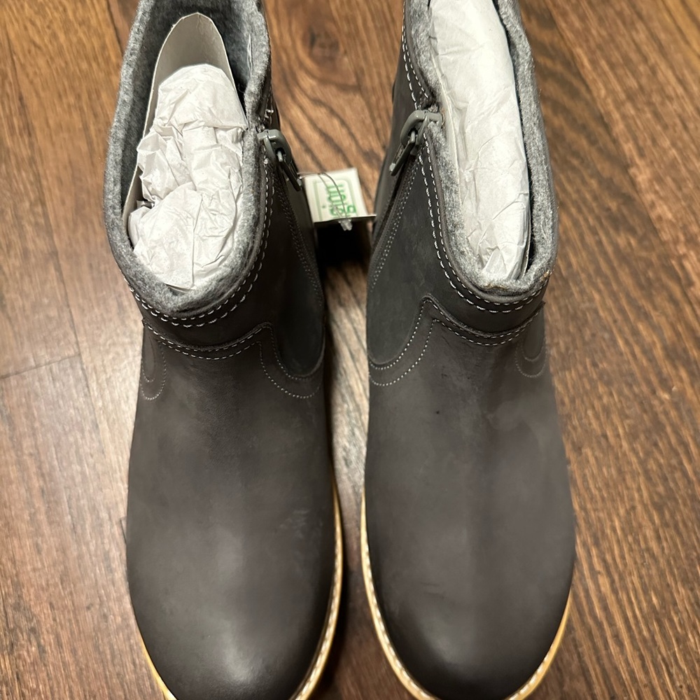 NWT Girls Clarks Stylish Ankle Boots 4M